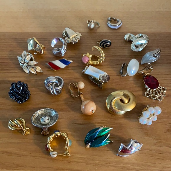 Lot of 24 vintage single clip on earrings - Picture 1 of 8